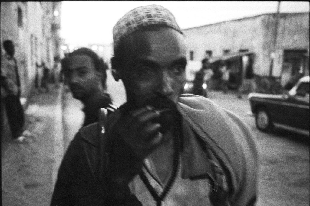 Passant dans une rue de Dire Dawa en Ethiopie
