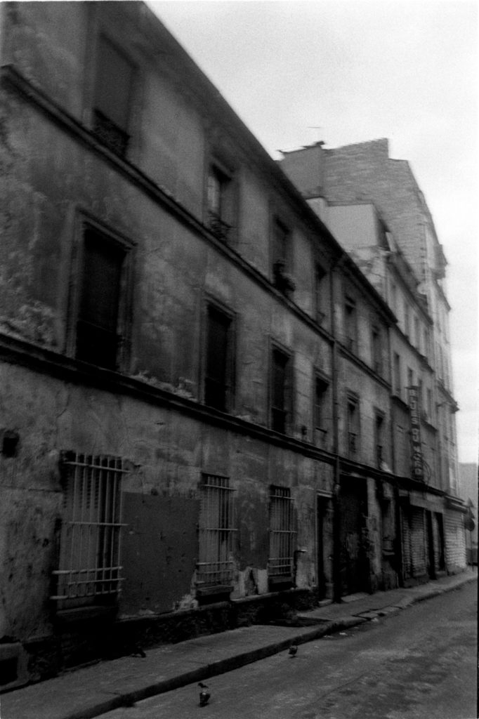 Rue et bâtiments en décrépitude dans le nord de Paris.