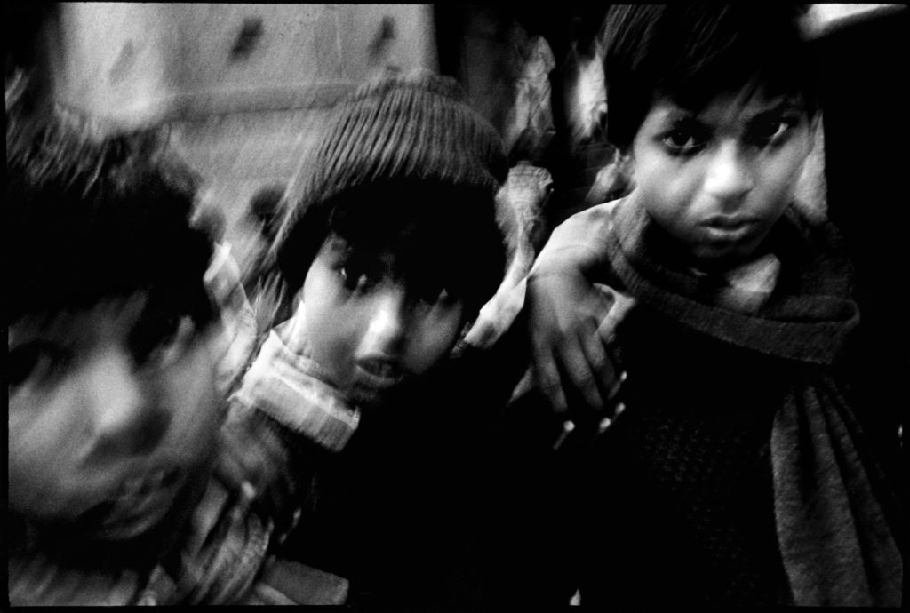 Adolescents sur le champ de crémation.
