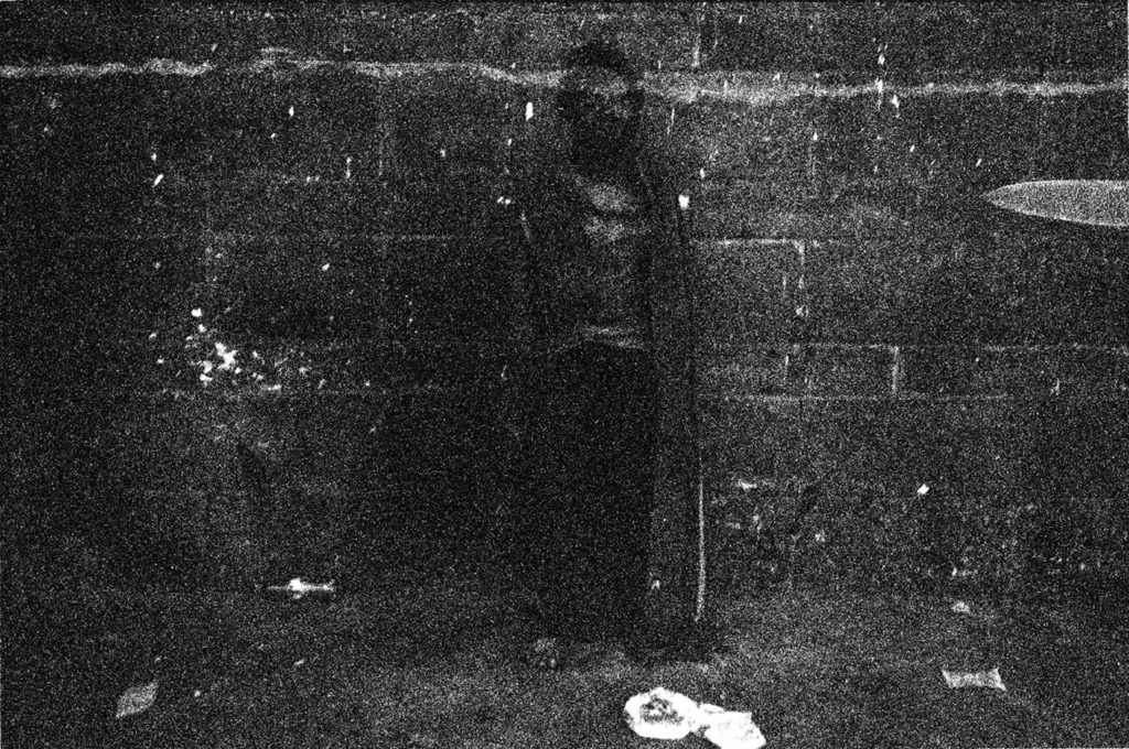 Homme seul contre un mur.