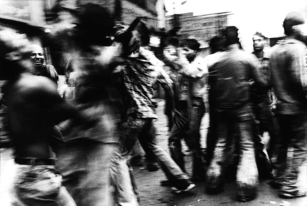 Danse dans une rue du quartier des crémations.