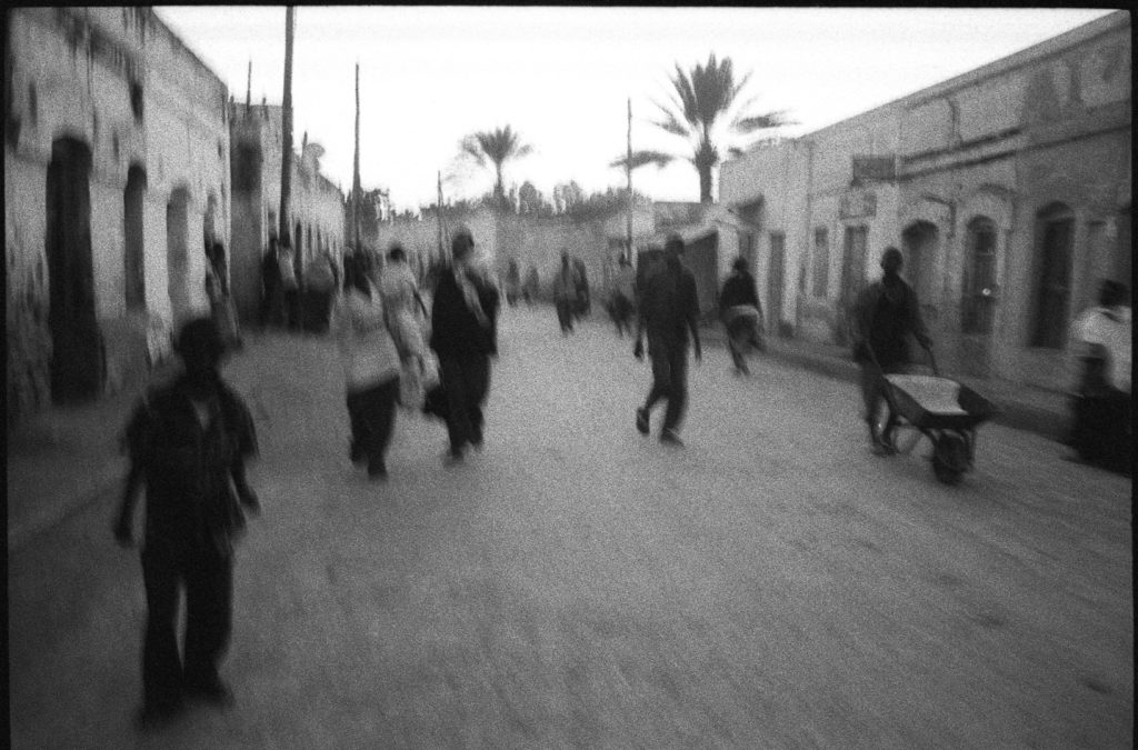 Photographie argentique en noir et blanc d'une rue fréquentée de Dire Dawa en Ethiopie.