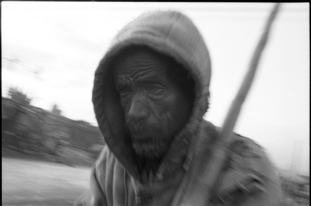 Photographie argentique en noir et blanc d'un visage d'homme coiffé d'une capuche à Addis Abeba/Ethiopie.