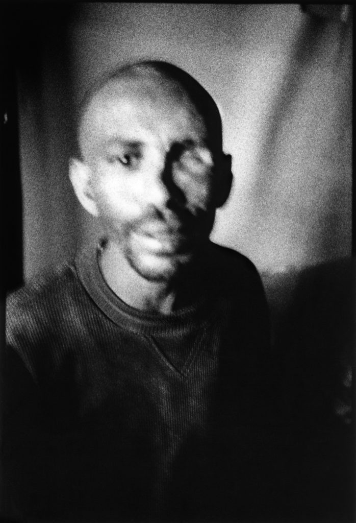 Photographie argentique en noir et blanc d'un jeune homme borgne dans un débit de tedj (hydromel éthiopien) à Addis Abeba/Ethiopie.