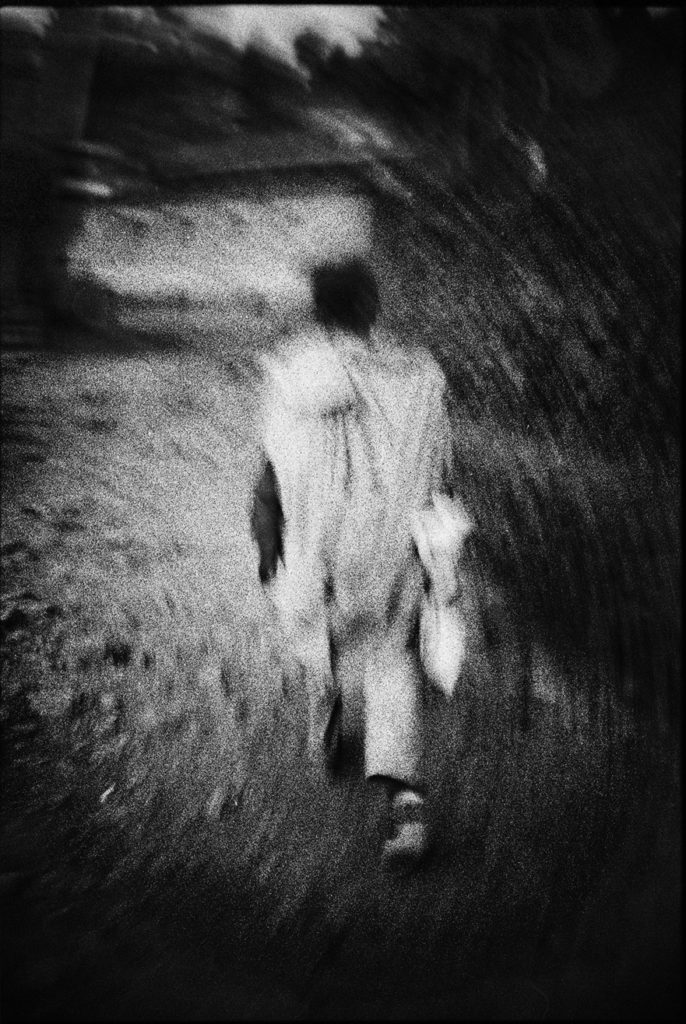 Photographie argentique en noir et blanc d'un paysan de dos marchant dans une rue de Jimma/Ethiopie.