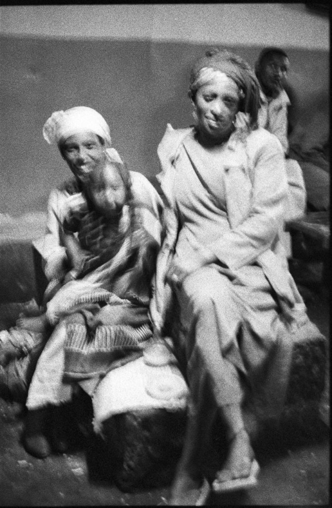 Femmes et enfants dans un débit de tedj d'Addis Abeba.