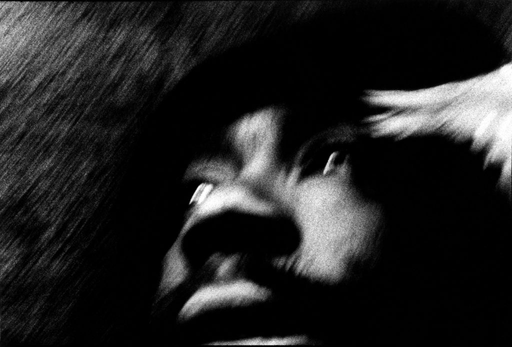 Photographie argentique en noir et blanc du visage de Joseph, peintre et clochard dans le Marais/Paris en 2002. (NQ-02A04423)