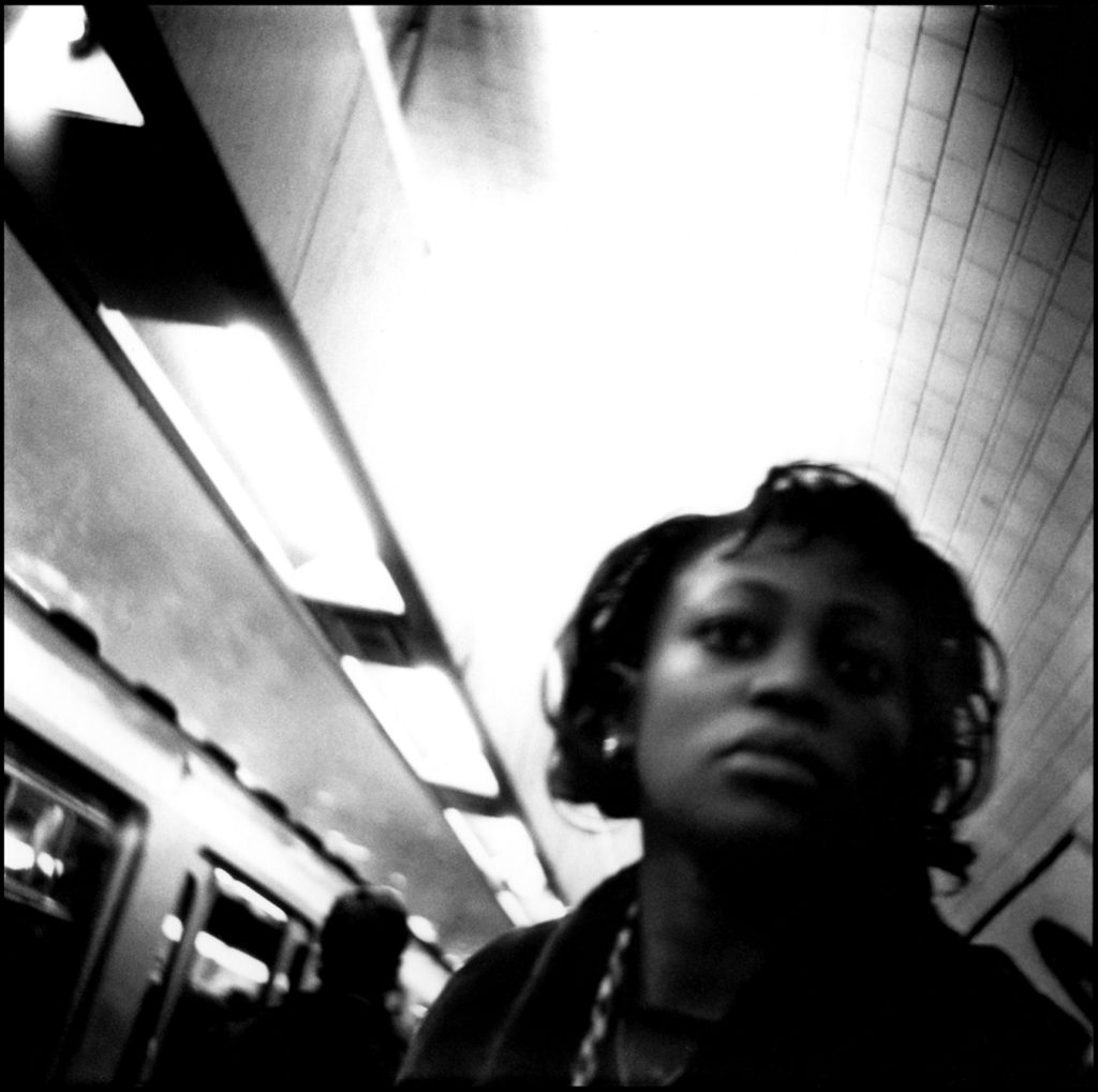 Tête de femme dans le métro.