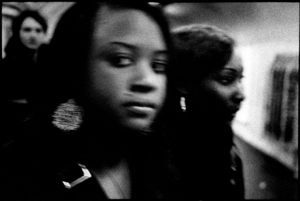 Filles dans les couloirs du métro.