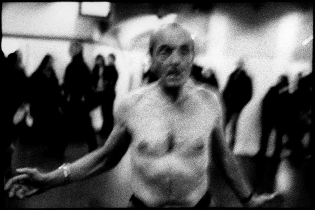 Homme torse nu dans le métro.