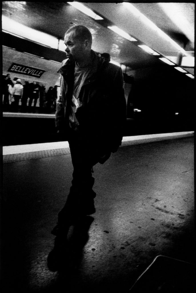 Homme sur le quai dans la station Belleville.
