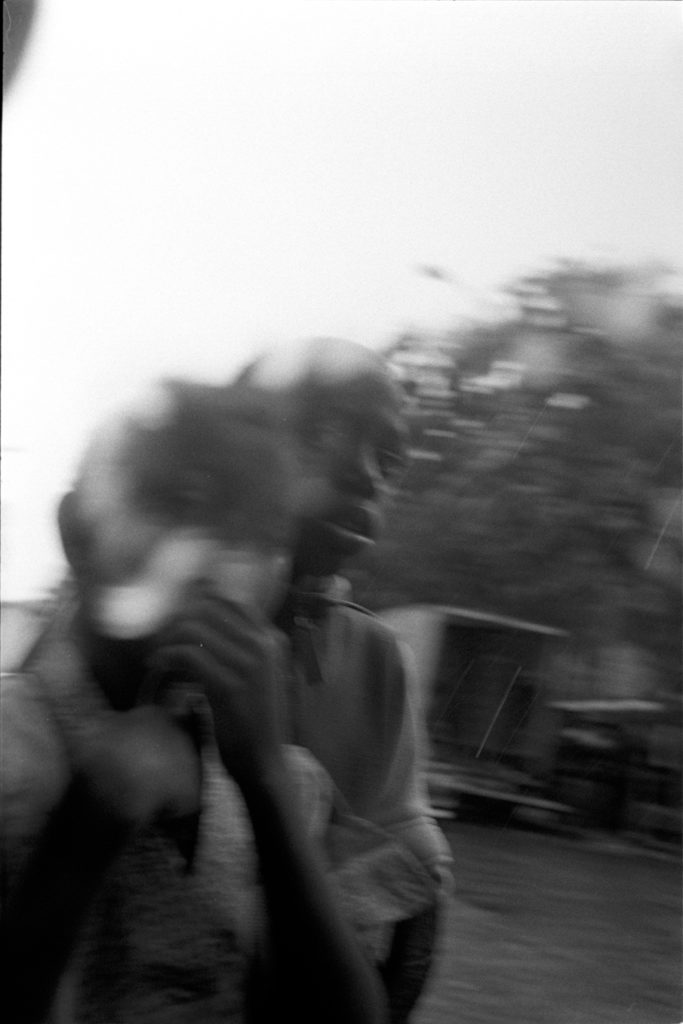 Deux enfants sur le boulevard de Belleville à Paris.