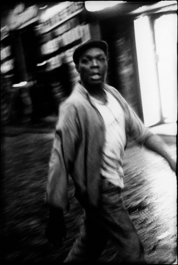 Homme en marche et déterminé.