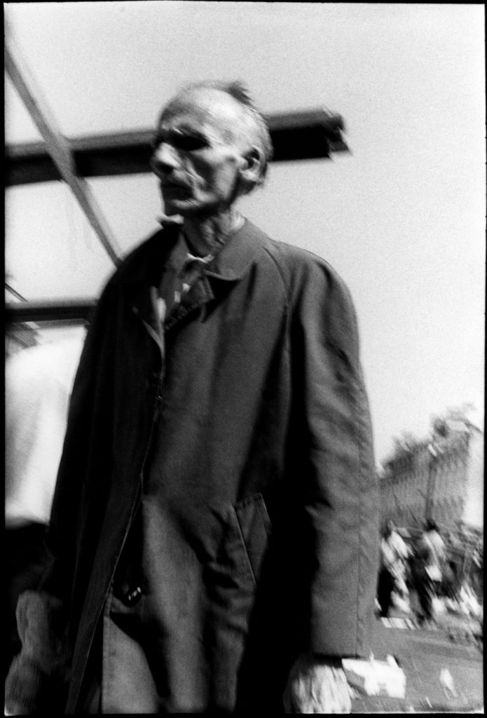 Homme maigre sur le marché de Belleville à Paris.