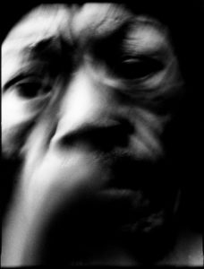 Photographie argentique en noir et blanc de la tête d'un homme de la rue dans Paris.