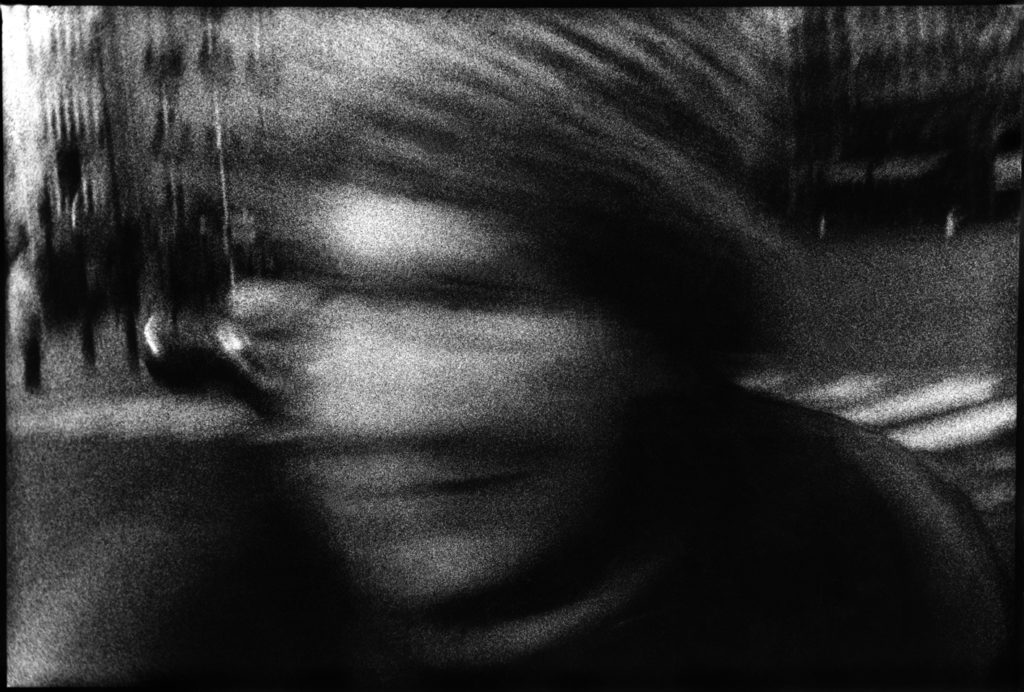 Photographie argentique en noir et blanc d'une tête d'homme prise à la volée dans Paris.