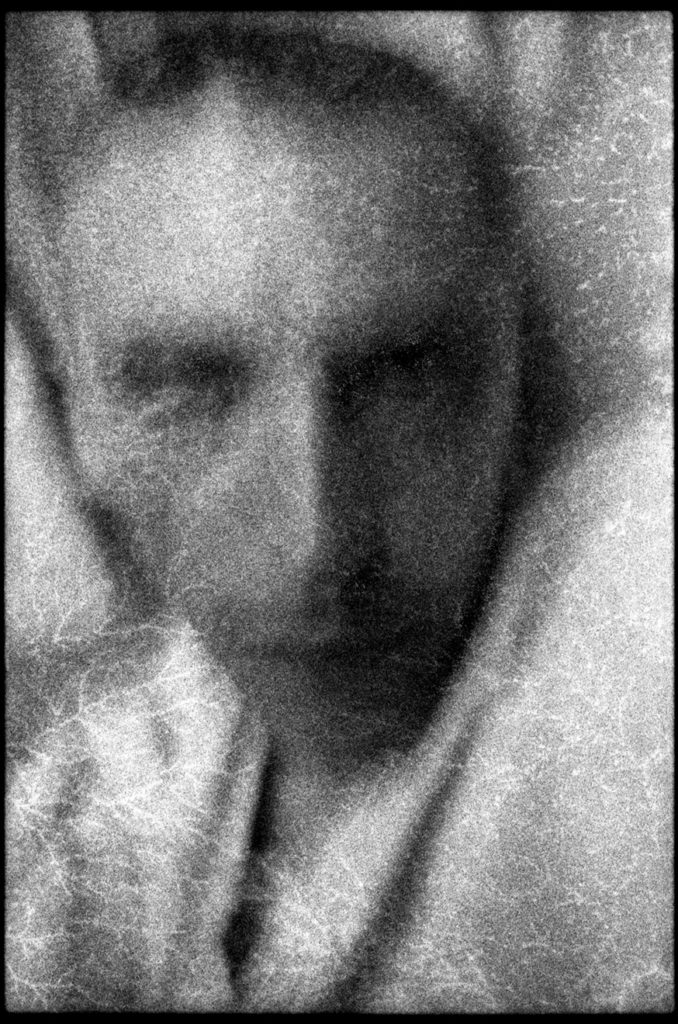 Portrait d'un homme photographié en argentique/noir et blanc dans l'hopital de l'Hotel Dieu à Paris.