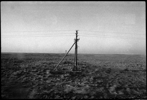 Photographie argentique en noir et blanc d'un paysage de steppes en Ouzbékistan en 1997.