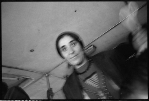 Photographie argentique en noir et blanc d'une femme ouïgoure dans un bus à Aksou en Chine en 1997.