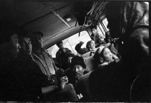 Photographie argentique en noir et blanc d'un groupe de voyageurs ouïgours dans un bus aux environs d'Aksu en Chine en 1997.