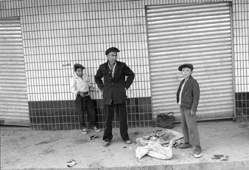 Photographie argentique en noir et blanc d'un père et de ses 2 garçons ouïgours autour d'un repas de pastèques à Kashgar/Chine.