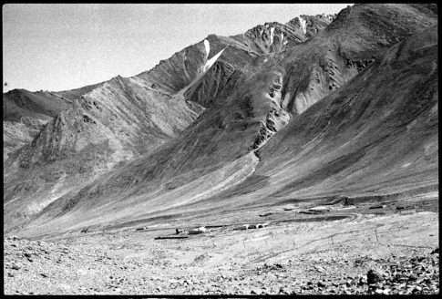 Photographie argentique en noir et blanc d'un paysage himalayen sur la Karakorum Highway en Chine à 5000 m d'altitude.