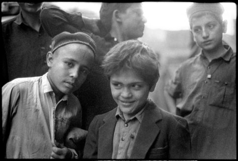 Photographie argentique en noir et blanc d'adolescent pakistanais dans le Nord du Pakistan en 1997.