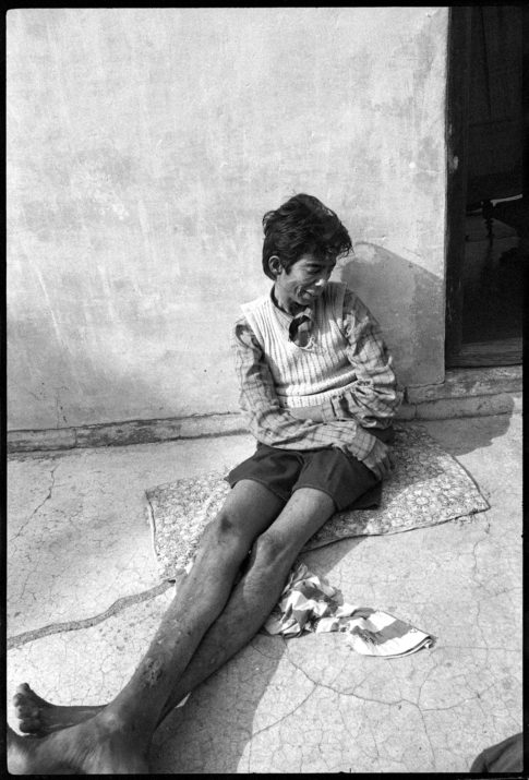 Photographie argentique en noir et blanc de Raju, un ami, sur une terrasse à Bénarès/Inde.