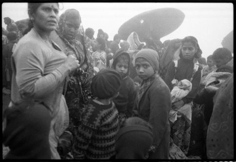 Photographie argentique en noir et blanc d'une famille de pèlerins, au petit matin sur un ghat de Bénarès/Inde, après s'être baignés dans le Gange.