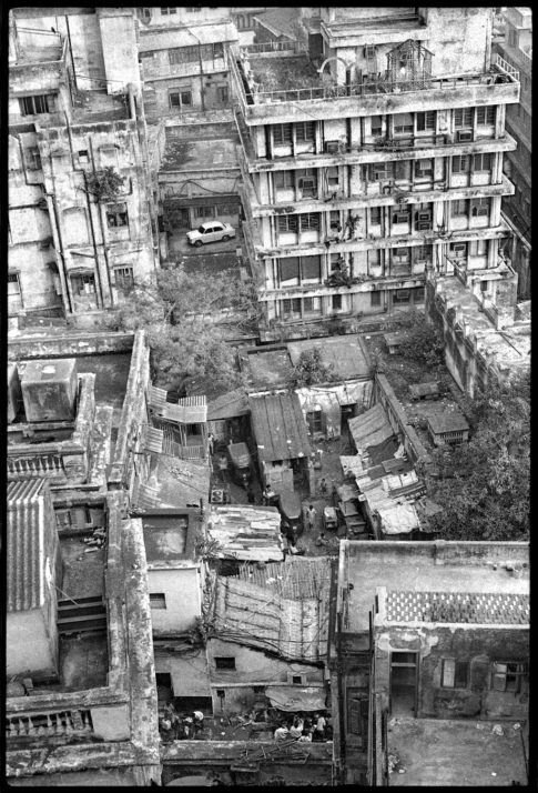 Photographie argentique en noir et blanc d'un paysage urbain dans Calcutta pris en surplomb.