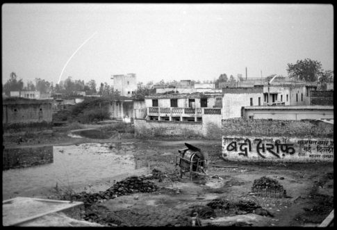 Photographie argentique en noir et blanc d'un paysage désolé dans une banlieue de Delhi/Inde.