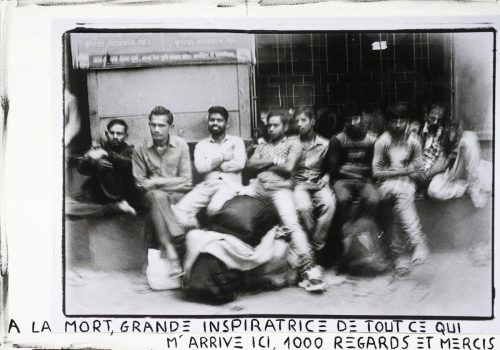 Groupe d'hommes assis près de le gare de Hyderabad en Inde