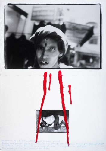 Tête de femme dans Bombay, homme couché sur un trottoir de Bombay et peinture rouge