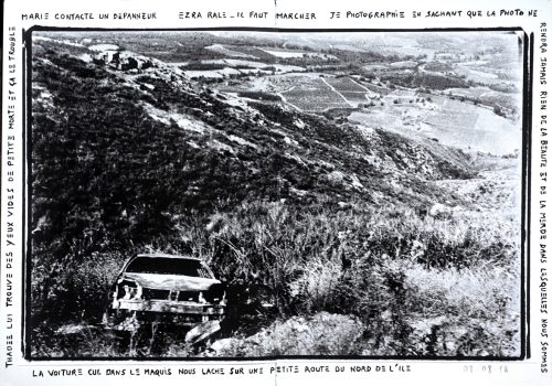 Voiture accidentée dans le maquis Corse avec un texte racontant l'accident.