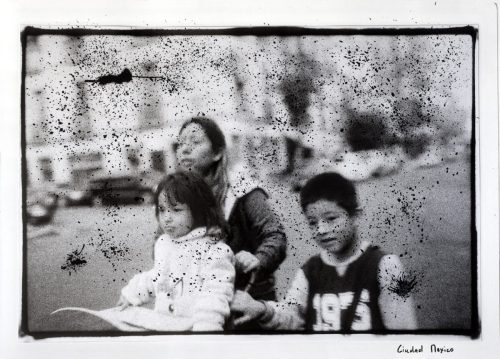 Jeune femme et 2 enfants dans une rue de Mexico City