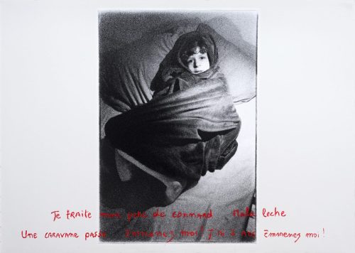 Mon fils Thadée sur mon lit drapé dans une couverture